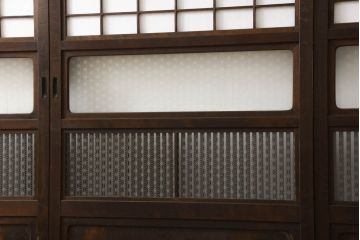 裏障子付き格子戸4枚をリペア&カスタム!高さと幅をリサイズし、平戸車を取り付け。裏障子はプラスチック障子を貼り付け、ガラス部分は当店オリジナルの麻の葉紋様ガラスに交換。色味は当店商品を参考に着色。(引き戸、ガラス帯戸)
