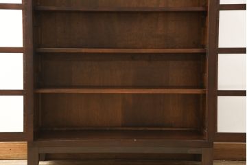 サイドボードをリペア&カスタム!ガラスの欠損箇所にクリアガラスを組み入れ、当店商品を参考に脚を取り付け。修繕箇所は本体と馴染ませ、現状をベースにして1トーン程落ち着いた色味に着色。(キャビネット、本箱、戸棚、収納棚)