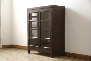 サイドボードをリペア&カスタム!ガラスの欠損箇所にクリアガラスを組み入れ、当店商品を参考に脚を取り付け。修繕箇所は本体と馴染ませ、現状をベースにして1トーン程落ち着いた色味に着色。(キャビネット、本箱、戸棚、収納棚)