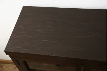 サイドボードをリペア&カスタム!ガラスの欠損箇所にクリアガラスを組み入れ、当店商品を参考に脚を取り付け。修繕箇所は本体と馴染ませ、現状をベースにして1トーン程落ち着いた色味に着色。(キャビネット、本箱、戸棚、収納棚)