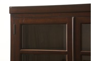 サイドボードをリペア&カスタム!ガラスの欠損箇所にクリアガラスを組み入れ、当店商品を参考に脚を取り付け。修繕箇所は本体と馴染ませ、現状をベースにして1トーン程落ち着いた色味に着色。(キャビネット、本箱、戸棚、収納棚)