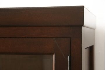 サイドボードをリペア&カスタム!ガラスの欠損箇所にクリアガラスを組み入れ、当店商品を参考に脚を取り付け。修繕箇所は本体と馴染ませ、現状をベースにして1トーン程落ち着いた色味に着色。(キャビネット、本箱、戸棚、収納棚)