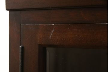 サイドボードをリペア&カスタム!ガラスの欠損箇所にクリアガラスを組み入れ、当店商品を参考に脚を取り付け。修繕箇所は本体と馴染ませ、現状をベースにして1トーン程落ち着いた色味に着色。(キャビネット、本箱、戸棚、収納棚)