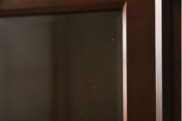 サイドボードをリペア&カスタム!ガラスの欠損箇所にクリアガラスを組み入れ、当店商品を参考に脚を取り付け。修繕箇所は本体と馴染ませ、現状をベースにして1トーン程落ち着いた色味に着色。(キャビネット、本箱、戸棚、収納棚)