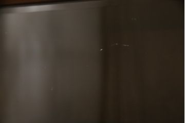 サイドボードをリペア&カスタム!ガラスの欠損箇所にクリアガラスを組み入れ、当店商品を参考に脚を取り付け。修繕箇所は本体と馴染ませ、現状をベースにして1トーン程落ち着いた色味に着色。(キャビネット、本箱、戸棚、収納棚)