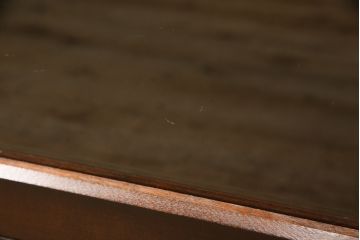 サイドボードをリペア&カスタム!ガラスの欠損箇所にクリアガラスを組み入れ、当店商品を参考に脚を取り付け。修繕箇所は本体と馴染ませ、現状をベースにして1トーン程落ち着いた色味に着色。(キャビネット、本箱、戸棚、収納棚)
