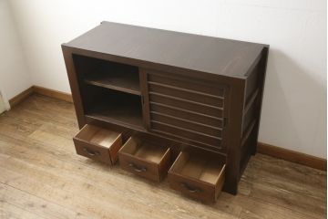 四尺水屋箪笥サイドボードをリペア&カスタム!天板部分の塗り直し、現状のお品物に合わせて1トーン程落ち着いた色に着色し、修繕箇所は本体と馴染むように。(食器棚、収納棚、キャビネット)