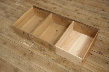 四尺水屋箪笥サイドボードをリペア&カスタム!天板部分の塗り直し、現状のお品物に合わせて1トーン程落ち着いた色に着色し、修繕箇所は本体と馴染むように。(食器棚、収納棚、キャビネット)