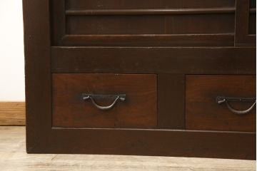 四尺水屋箪笥サイドボードをリペア&カスタム!天板部分の塗り直し、現状のお品物に合わせて1トーン程落ち着いた色に着色し、修繕箇所は本体と馴染むように。(食器棚、収納棚、キャビネット)