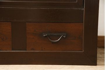 四尺水屋箪笥サイドボードをリペア&カスタム!天板部分の塗り直し、現状のお品物に合わせて1トーン程落ち着いた色に着色し、修繕箇所は本体と馴染むように。(食器棚、収納棚、キャビネット)