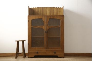 本箱をリペア&カスタム!現状をベースにポアーステインと蜜蝋ワックスにて仕上げ。現状のお品物に合わせて1トーン程落ち着いた色に着色し、修繕箇所は本体と馴染むように。(ブックケース、本棚)