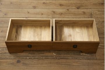 本箱をリペア&カスタム!現状をベースにポアーステインと蜜蝋ワックスにて仕上げ。現状のお品物に合わせて1トーン程落ち着いた色に着色し、修繕箇所は本体と馴染むように。(ブックケース、本棚)