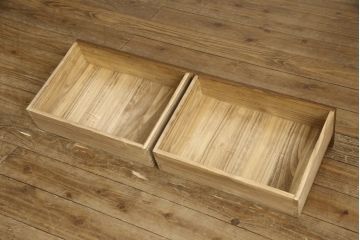 本箱をリペア&カスタム!現状をベースにポアーステインと蜜蝋ワックスにて仕上げ。現状のお品物に合わせて1トーン程落ち着いた色に着色し、修繕箇所は本体と馴染むように。(ブックケース、本棚)