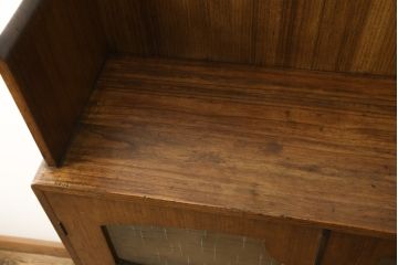 本箱をリペア&カスタム!現状をベースにポアーステインと蜜蝋ワックスにて仕上げ。現状のお品物に合わせて1トーン程落ち着いた色に着色し、修繕箇所は本体と馴染むように。(ブックケース、本棚)