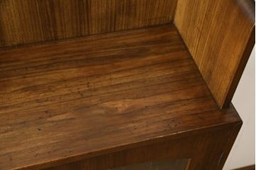 本箱をリペア&カスタム!現状をベースにポアーステインと蜜蝋ワックスにて仕上げ。現状のお品物に合わせて1トーン程落ち着いた色に着色し、修繕箇所は本体と馴染むように。(ブックケース、本棚)