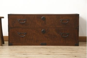ローチェストをリペア&カスタム!上段をフラップダウン加工し、背面に配線用穴を開け、天板内部を補強。現状のお品物に合わせて1トーン程落ち着いた色に着色し、修繕箇所は本体と馴染むように。(ローボード、テレビ台、引き出し)