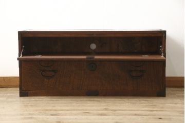 ローチェストをリペア&カスタム!上段をフラップダウン加工し、背面に配線用穴を開け、天板内部を補強。現状のお品物に合わせて1トーン程落ち着いた色に着色し、修繕箇所は本体と馴染むように。(ローボード、テレビ台、引き出し)