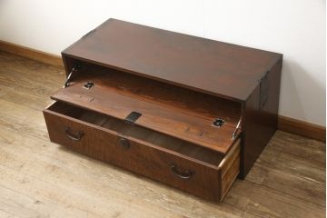 ローチェストをリペア&カスタム!上段をフラップダウン加工し、背面に配線用穴を開け、天板内部を補強。現状のお品物に合わせて1トーン程落ち着いた色に着色し、修繕箇所は本体と馴染むように。(ローボード、テレビ台、引き出し)