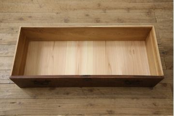ローチェストをリペア&カスタム!上段をフラップダウン加工し、背面に配線用穴を開け、天板内部を補強。現状のお品物に合わせて1トーン程落ち着いた色に着色し、修繕箇所は本体と馴染むように。(ローボード、テレビ台、引き出し)