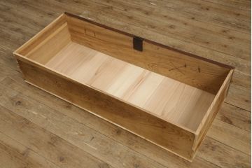 ローチェストをリペア&カスタム!上段をフラップダウン加工し、背面に配線用穴を開け、天板内部を補強。現状のお品物に合わせて1トーン程落ち着いた色に着色し、修繕箇所は本体と馴染むように。(ローボード、テレビ台、引き出し)