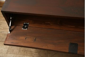 ローチェストをリペア&カスタム!上段をフラップダウン加工し、背面に配線用穴を開け、天板内部を補強。現状のお品物に合わせて1トーン程落ち着いた色に着色し、修繕箇所は本体と馴染むように。(ローボード、テレビ台、引き出し)