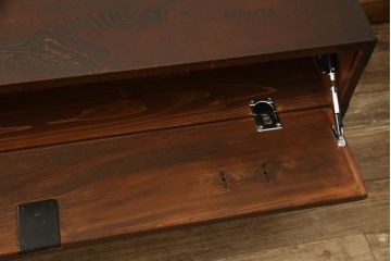ローチェストをリペア&カスタム!上段をフラップダウン加工し、背面に配線用穴を開け、天板内部を補強。現状のお品物に合わせて1トーン程落ち着いた色に着色し、修繕箇所は本体と馴染むように。(ローボード、テレビ台、引き出し)