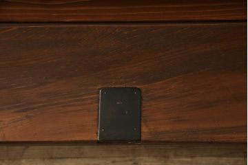 ローチェストをリペア&カスタム!上段をフラップダウン加工し、背面に配線用穴を開け、天板内部を補強。現状のお品物に合わせて1トーン程落ち着いた色に着色し、修繕箇所は本体と馴染むように。(ローボード、テレビ台、引き出し)