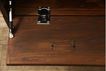 ローチェストをリペア&カスタム!上段をフラップダウン加工し、背面に配線用穴を開け、天板内部を補強。現状のお品物に合わせて1トーン程落ち着いた色に着色し、修繕箇所は本体と馴染むように。(ローボード、テレビ台、引き出し)