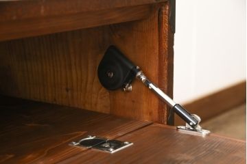 ローチェストをリペア&カスタム!上段をフラップダウン加工し、背面に配線用穴を開け、天板内部を補強。現状のお品物に合わせて1トーン程落ち着いた色に着色し、修繕箇所は本体と馴染むように。(ローボード、テレビ台、引き出し)