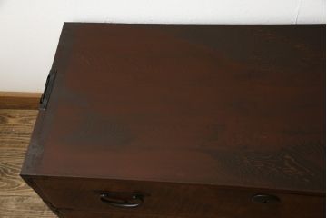 ローチェストをリペア&カスタム!上段をフラップダウン加工し、背面に配線用穴を開け、天板内部を補強。現状のお品物に合わせて1トーン程落ち着いた色に着色し、修繕箇所は本体と馴染むように。(ローボード、テレビ台、引き出し)