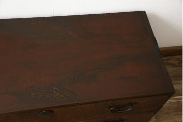 ローチェストをリペア&カスタム!上段をフラップダウン加工し、背面に配線用穴を開け、天板内部を補強。現状のお品物に合わせて1トーン程落ち着いた色に着色し、修繕箇所は本体と馴染むように。(ローボード、テレビ台、引き出し)