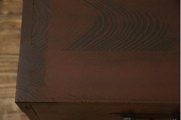 ローチェストをリペア&カスタム!上段をフラップダウン加工し、背面に配線用穴を開け、天板内部を補強。現状のお品物に合わせて1トーン程落ち着いた色に着色し、修繕箇所は本体と馴染むように。(ローボード、テレビ台、引き出し)