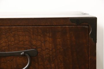 ローチェストをリペア&カスタム!上段をフラップダウン加工し、背面に配線用穴を開け、天板内部を補強。現状のお品物に合わせて1トーン程落ち着いた色に着色し、修繕箇所は本体と馴染むように。(ローボード、テレビ台、引き出し)