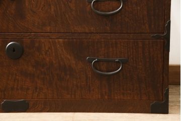 ローチェストをリペア&カスタム!上段をフラップダウン加工し、背面に配線用穴を開け、天板内部を補強。現状のお品物に合わせて1トーン程落ち着いた色に着色し、修繕箇所は本体と馴染むように。(ローボード、テレビ台、引き出し)