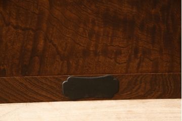 ローチェストをリペア&カスタム!上段をフラップダウン加工し、背面に配線用穴を開け、天板内部を補強。現状のお品物に合わせて1トーン程落ち着いた色に着色し、修繕箇所は本体と馴染むように。(ローボード、テレビ台、引き出し)