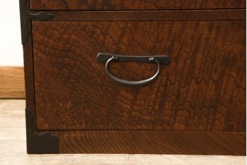 ローチェストをリペア&カスタム!上段をフラップダウン加工し、背面に配線用穴を開け、天板内部を補強。現状のお品物に合わせて1トーン程落ち着いた色に着色し、修繕箇所は本体と馴染むように。(ローボード、テレビ台、引き出し)