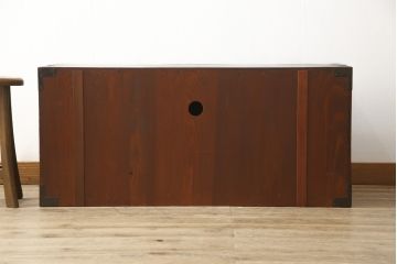 ローチェストをリペア&カスタム!上段をフラップダウン加工し、背面に配線用穴を開け、天板内部を補強。現状のお品物に合わせて1トーン程落ち着いた色に着色し、修繕箇所は本体と馴染むように。(ローボード、テレビ台、引き出し)