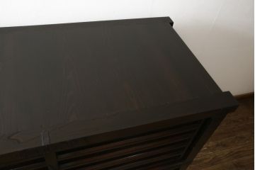 大型車箪笥の見た目を変えずに綺麗にリペア!修繕箇所は本体と馴染ませ、現状のお品物に合わせて1トーン程落ち着いた色に着色して仕上げ。(時代箪笥、収納棚、戸棚)