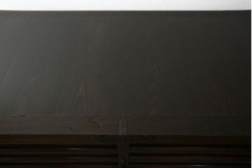 大型車箪笥の見た目を変えずに綺麗にリペア!修繕箇所は本体と馴染ませ、現状のお品物に合わせて1トーン程落ち着いた色に着色して仕上げ。(時代箪笥、収納棚、戸棚)