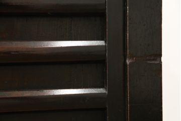大型車箪笥の見た目を変えずに綺麗にリペア!修繕箇所は本体と馴染ませ、現状のお品物に合わせて1トーン程落ち着いた色に着色して仕上げ。(時代箪笥、収納棚、戸棚)
