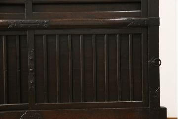 大型車箪笥の見た目を変えずに綺麗にリペア!修繕箇所は本体と馴染ませ、現状のお品物に合わせて1トーン程落ち着いた色に着色して仕上げ。(時代箪笥、収納棚、戸棚)