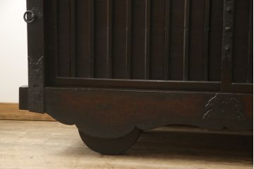 大型車箪笥の見た目を変えずに綺麗にリペア!修繕箇所は本体と馴染ませ、現状のお品物に合わせて1トーン程落ち着いた色に着色して仕上げ。(時代箪笥、収納棚、戸棚)