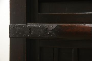 大型車箪笥の見た目を変えずに綺麗にリペア!修繕箇所は本体と馴染ませ、現状のお品物に合わせて1トーン程落ち着いた色に着色して仕上げ。(時代箪笥、収納棚、戸棚)