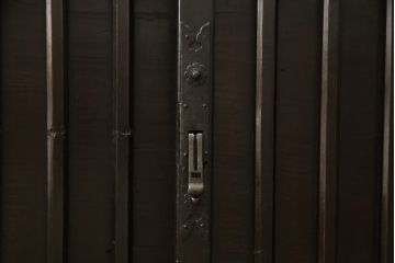 大型車箪笥の見た目を変えずに綺麗にリペア!修繕箇所は本体と馴染ませ、現状のお品物に合わせて1トーン程落ち着いた色に着色して仕上げ。(時代箪笥、収納棚、戸棚)