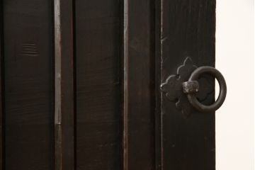 大型車箪笥の見た目を変えずに綺麗にリペア!修繕箇所は本体と馴染ませ、現状のお品物に合わせて1トーン程落ち着いた色に着色して仕上げ。(時代箪笥、収納棚、戸棚)