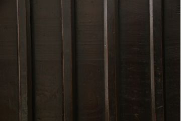 大型車箪笥の見た目を変えずに綺麗にリペア!修繕箇所は本体と馴染ませ、現状のお品物に合わせて1トーン程落ち着いた色に着色して仕上げ。(時代箪笥、収納棚、戸棚)