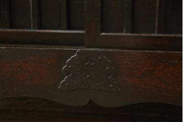 大型車箪笥の見た目を変えずに綺麗にリペア!修繕箇所は本体と馴染ませ、現状のお品物に合わせて1トーン程落ち着いた色に着色して仕上げ。(時代箪笥、収納棚、戸棚)