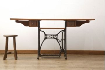 ミシンの鉄脚をリペア&カスタム!天板と左右にバタフライ天板を製作し、剥離した引き出し、棚板を取り付け。鉄脚はクリアワックスにて仕上げ。天板と引き出しはご希望の色とツヤにて着色。(シンガーミシン、ミシンテーブル、ミシン台)