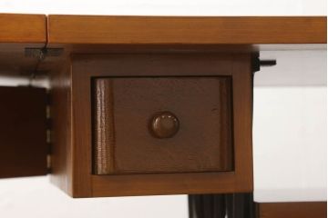 ミシンの鉄脚をリペア&カスタム!天板と左右にバタフライ天板を製作し、剥離した引き出し、棚板を取り付け。鉄脚はクリアワックスにて仕上げ。天板と引き出しはご希望の色とツヤにて着色。(シンガーミシン、ミシンテーブル、ミシン台)