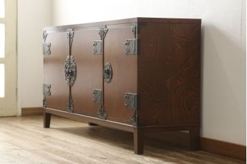 箪笥サイドボードをリペア&カスタム!木製の脚を取り付け、現状の品物に合わせて1トーン程落ち着いた色に着色。(ローボード、収納棚、着物箪笥、テレビ台)